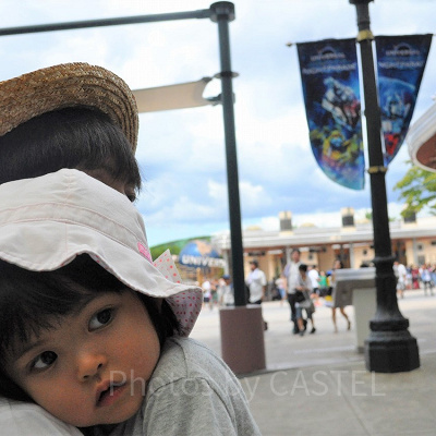 パークの移動で遊び疲れた子どもを「抱っこ」することに