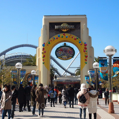 たくさんの人でにぎわうエントランスへ♪