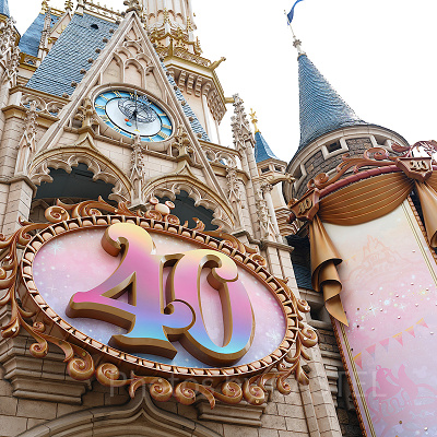 40周年のデコレーションが施されたシンデレラ城