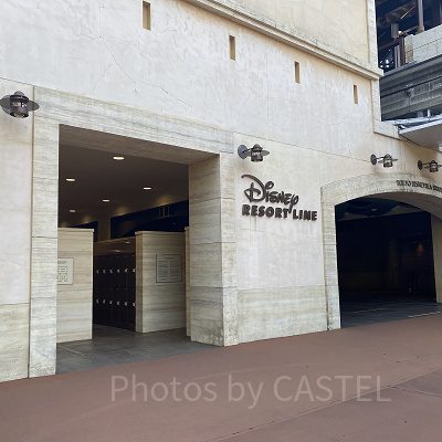 「東京ディズニーシー・ステーション」券売機横のコインロッカーのエントランス側の入口