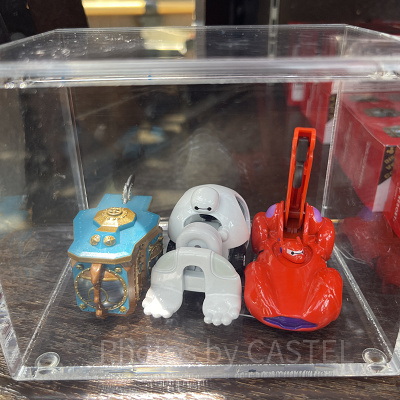 トミカ（写真中央）