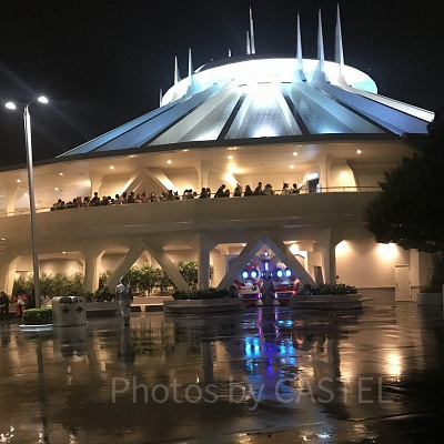 夜は一層近未来的な印象のトゥモローランド