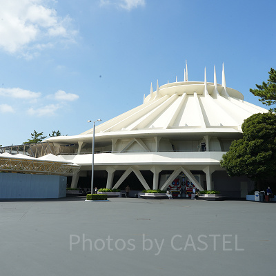 ディズニーランド「スペースマウンテン」があるトゥモローランド