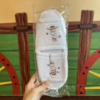 トイ・ストーリーホテルのスリッパ（大人用はウッディのデザイン）