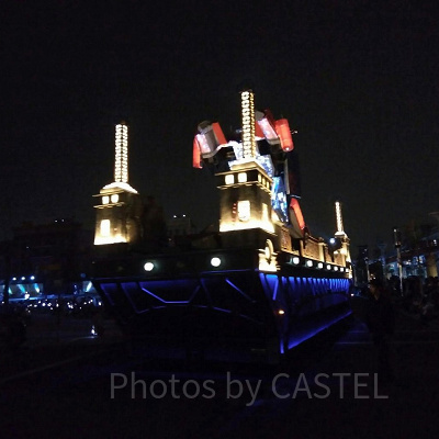 変形するオプティマスプライムのフロート／USJ新ナイトパレード