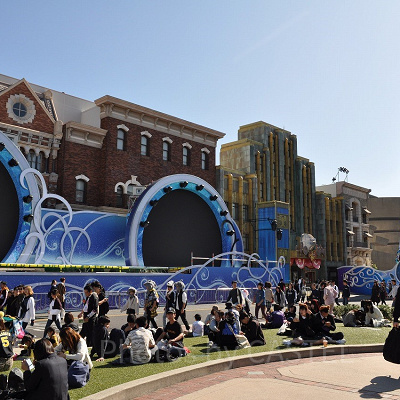 ツリーと「クリスタルの約束」特設ステージ