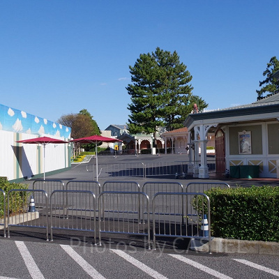 赤いパラソルの下が検査場