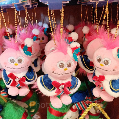 ユニバクリスマスグッズ2024:モッピーのマスコットキーチェーン