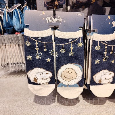ユニバクリスマスグッズ2024：ソックス（冬服スヌーピー&チャーリー）