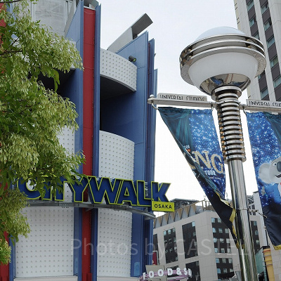 ユニバーサルシティウォーク看板とSINGの旗