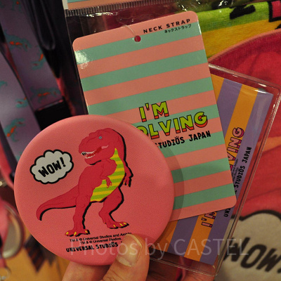 ユニバの新恐竜グッズ「ジュラシック・パーク  I’M EVOLVING」カンバッジ付きネックストラップ