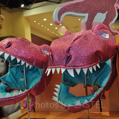 ユニバの新恐竜グッズ「ジュラシック・パーク  I’M EVOLVING」ぬいぐるみハット（ピンク）