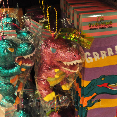 ユニバの新恐竜グッズ「ジュラシック・パーク  I’M EVOLVING」のぬいぐるみキーチェーン