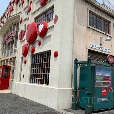 ユニバの自動販売機：ハピネスカフェ横