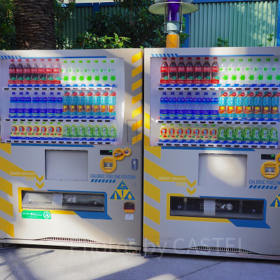 ユニバの自動販売機：フライング・ダイナソー待ち列内