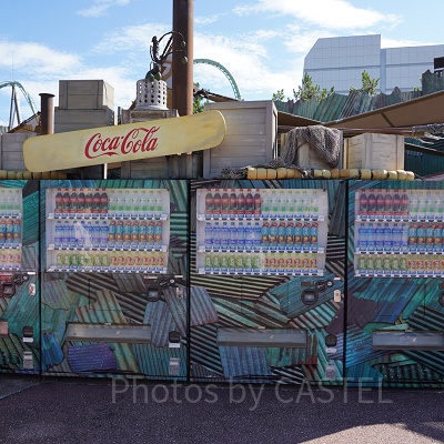 ユニバの自動販売機：ウォーターワールド待ち列内