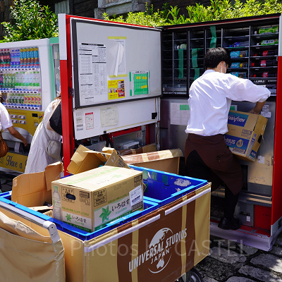ユニバの自動販売機：在庫入れ替えの様子