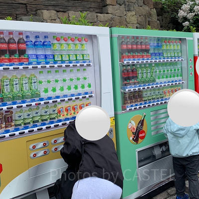 ユニバの自動販売機：アミティ・アイスクリームの向かい