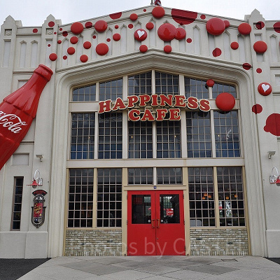 ユニバの自動販売機：ハピネスカフェ横