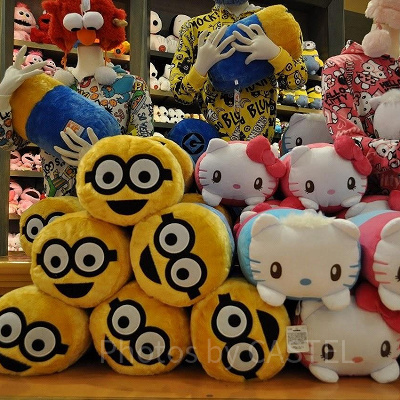 USJのユニバーサルスタジオストア店内（ミニオンとハローキティのぬいぐるみ）