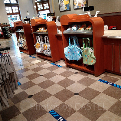 ユニバーサルスタジオストア／レジ付近でエコバック販売中