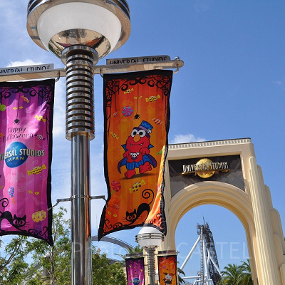 USJのコロシアムアーチとハロウィンの旗