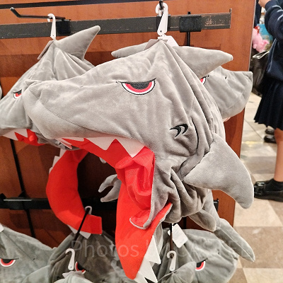 USJ冬グッズ：ジョーズのぬいぐるみハット