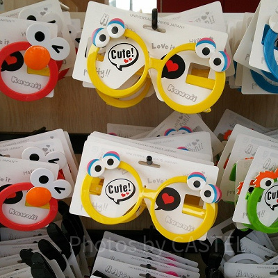 USJのサングラスや伊達眼鏡は種類が豊富で個性的/ミニオンパーク前カートで撮影