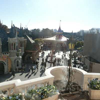 シンデレラのフェアリーテイル・ホールの窓からの眺め