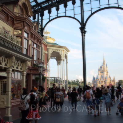 ワールドバザールからシンデレラ城が見えます。大きな荷物を持つ人が目立ちますね。