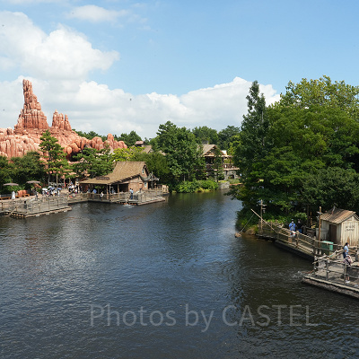 アメリカ河からはウエスタンランドのアトラクションが一望できます