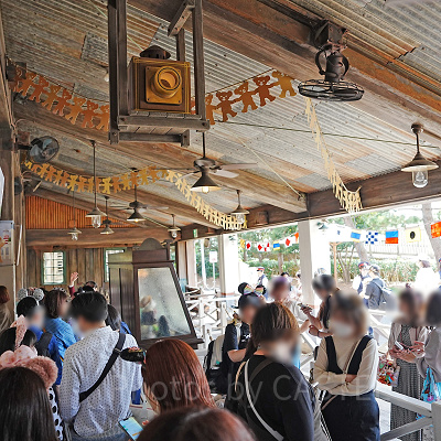 ヴィレッジ・グリーティングプレイスの旗（右上）