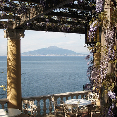 藤棚の奥にはヴィスヴィオ火山が見えます