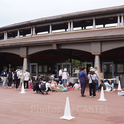 2022年10月8日(土)の開園待ち：ノースゲートのハッピー15エントリー列（7時15分ごろ）