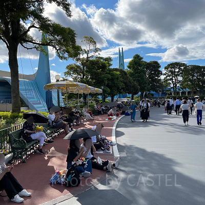 パレード待ちの様子（2022年7月16時30分ごろ）日陰の鑑賞場所も人気