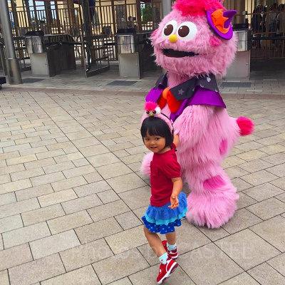 モッピーと手をつないでお散歩