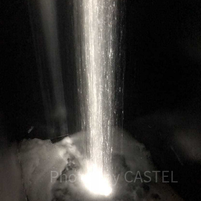 坂の上にある光の滝