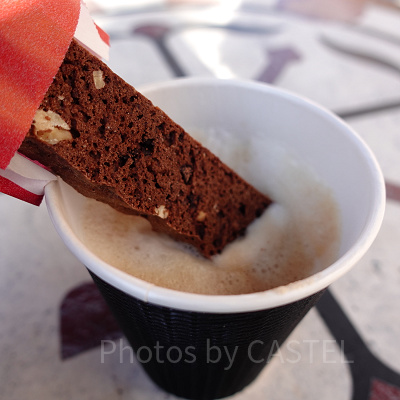 カフェラテに浸して食べるのもおすすめ！