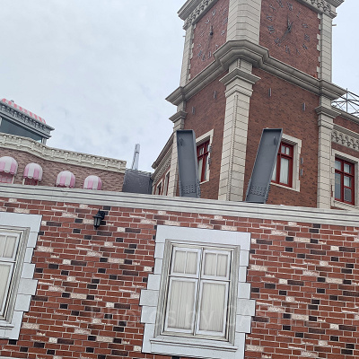 見えているのはVの看板！？