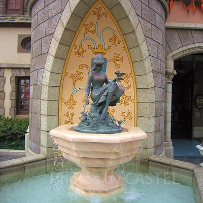 しゃがむとシンデレラの頭に王冠が……！