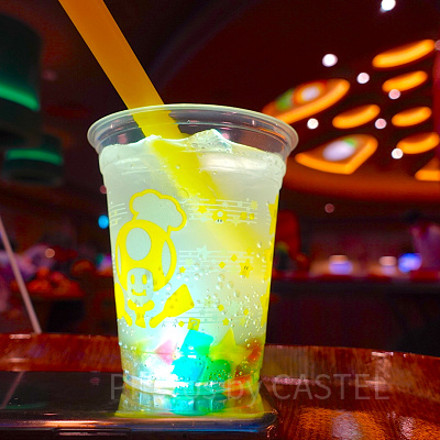 レモンスカッシュの下からライトを当てると…。