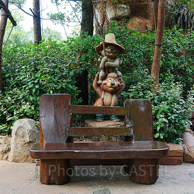 ラケッティのラクーンサルーン近くにあるベンチ