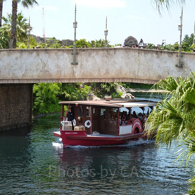 トランジットスチーマーラインのアナウンスを担当しているのは誰？