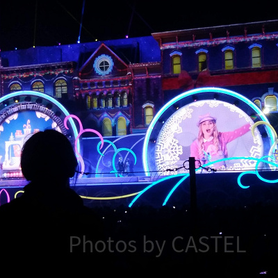 大型スクリーン導入で無料エリア後方からも出演者の表情が楽しめるようになりました