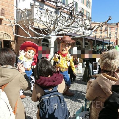 フリーグリーティング中のウッディと、ジェシーと、バズライトイヤー