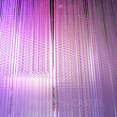 鏡の床のある作品