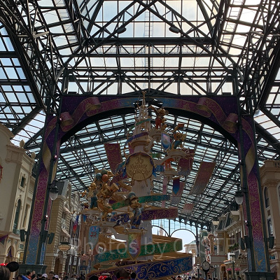 オープニングセレモニーで大混雑したワールドバザール「セレブレーションストリート」