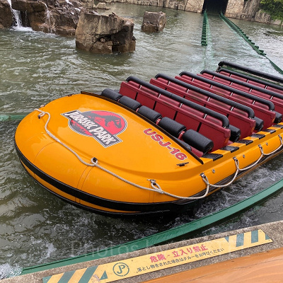 黄色と赤色のジュラシックパーク・ザ・ライドのボート