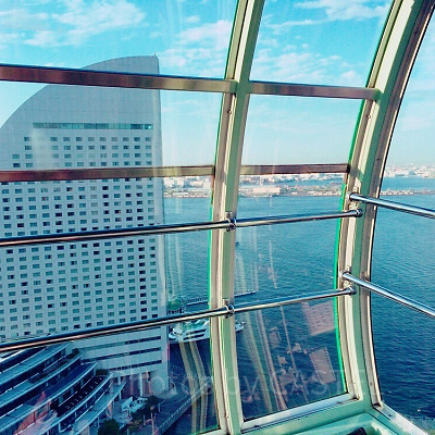 みなとみらいの観覧車からは海も眺められる