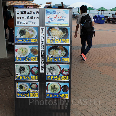 お弁当や売店で買ったものは園内のテーブル席で食べられます